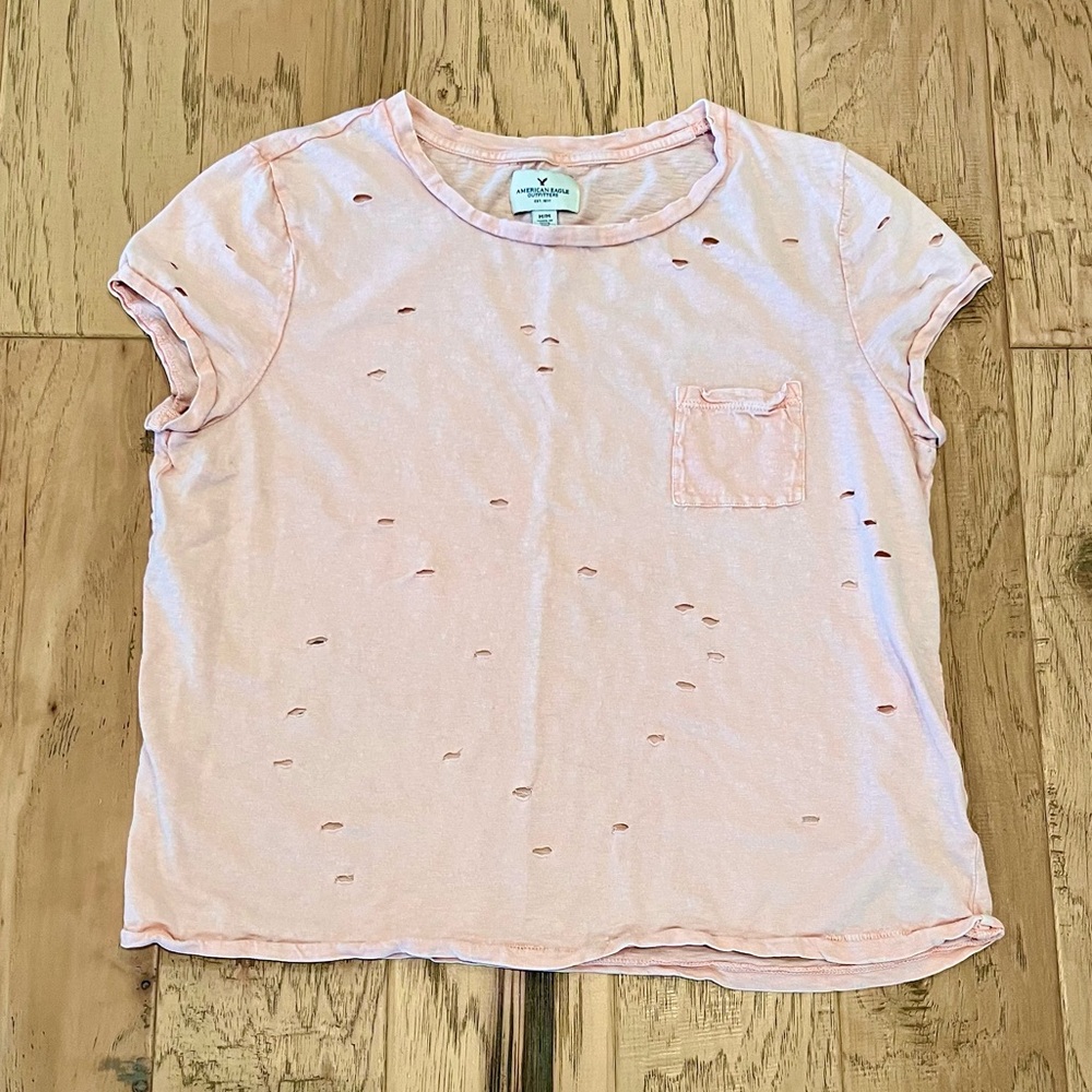 American Eagle Pink Distressed Short Sleeve T-Shirt w/ Breast Pocket, size M